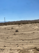 Load image into Gallery viewer, ❌SOLD/VENDIDO❌ Terreno de Venta en Adelanto por el 395 Electricidad Disponible - 2.5 acres - Pagos Disponibles